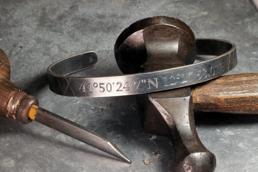 Bracciale inciso a bulino